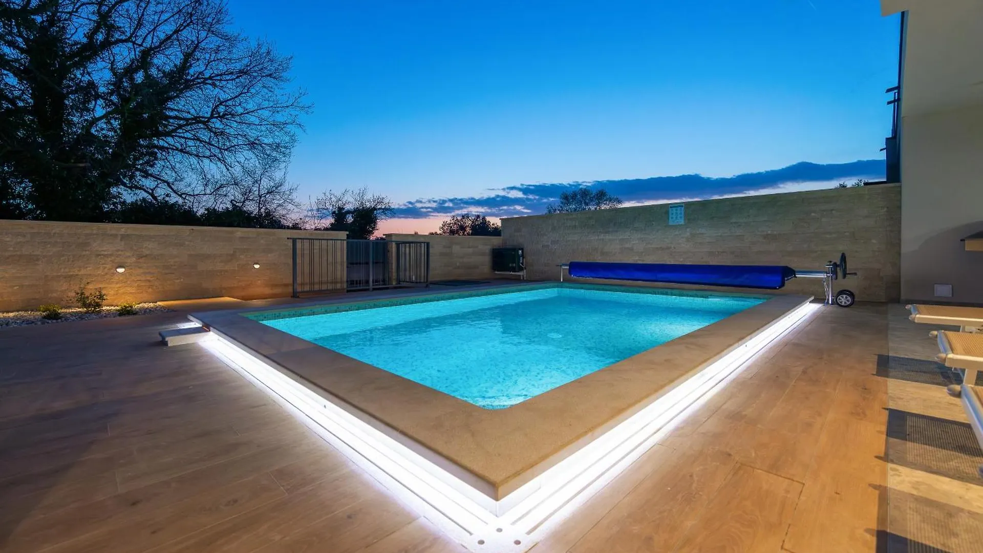 Villa Bay I Near Medulin For 9 People With Heated Pool - Playground & Whirpool Only 100 Meters From The Beach - Pet Friendly Banjole Kroatien