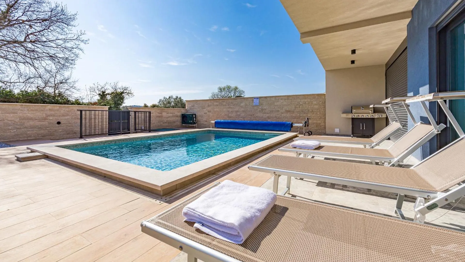 Villa Bay I Near Medulin For 9 People With Heated Pool - Playground & Whirpool Only 100 Meters From The Beach - Pet Friendly Banjole 0*,  Kroatien
