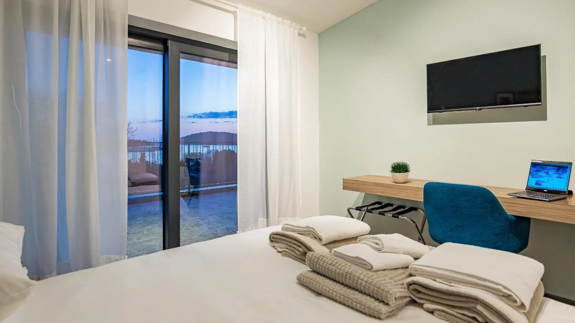 Villa Bay I Near Medulin For 9 People With Heated Pool - Playground & Whirpool Only 100 Meters From The Beach - Pet Friendly Banjole