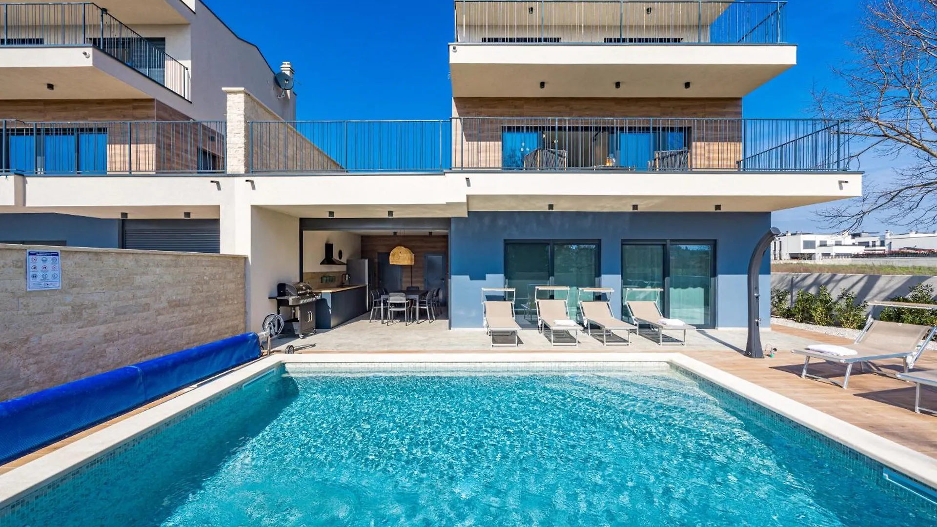 Villa Bay I Near Medulin For 9 People With Heated Pool - Playground & Whirpool Only 100 Meters From The Beach - Pet Friendly Banjole Κροατία